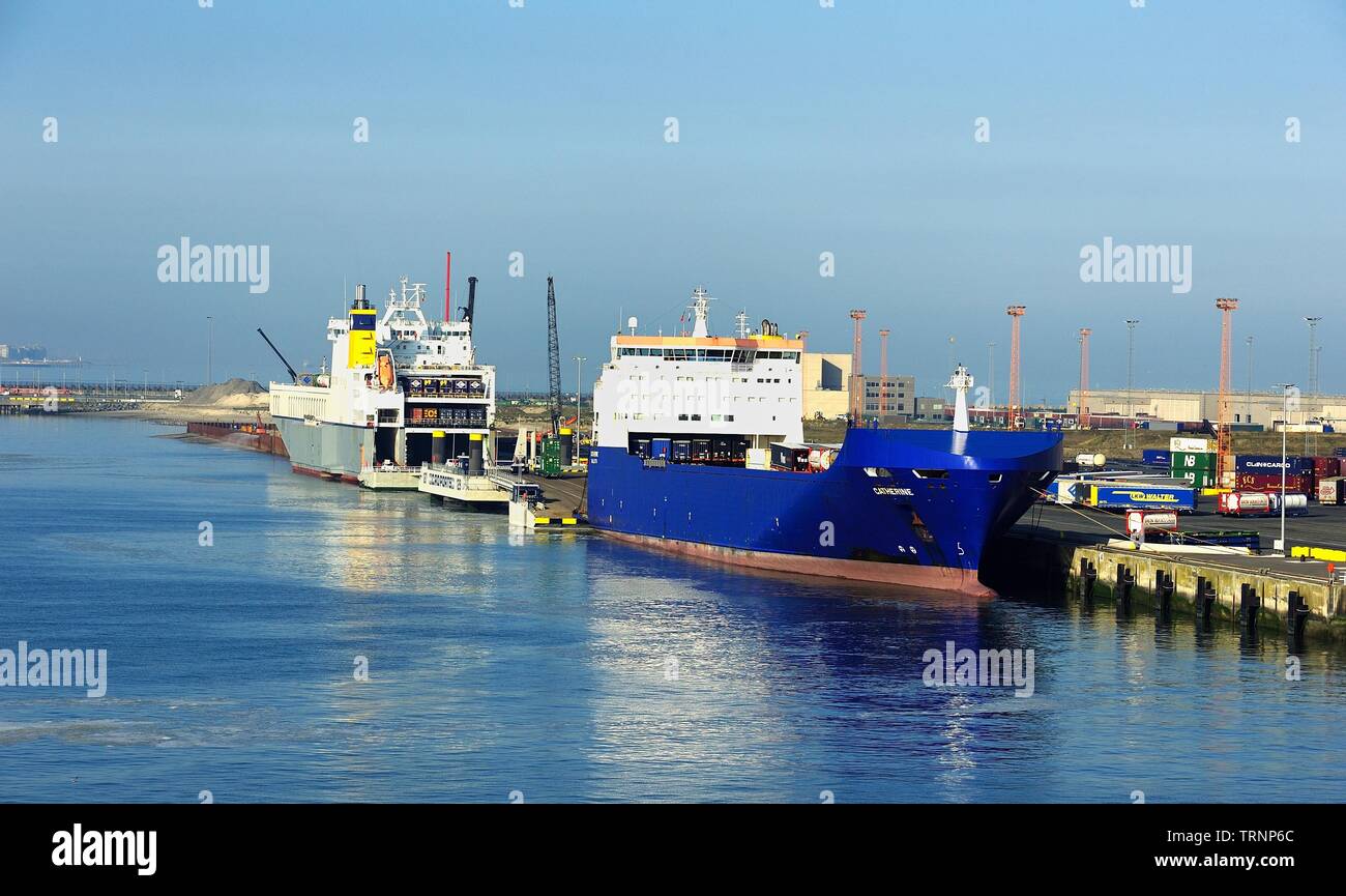 Zeebrugge, Belgien - 29 April 2019: Autotransporter Schiffe auf es Cargo Stockfoto