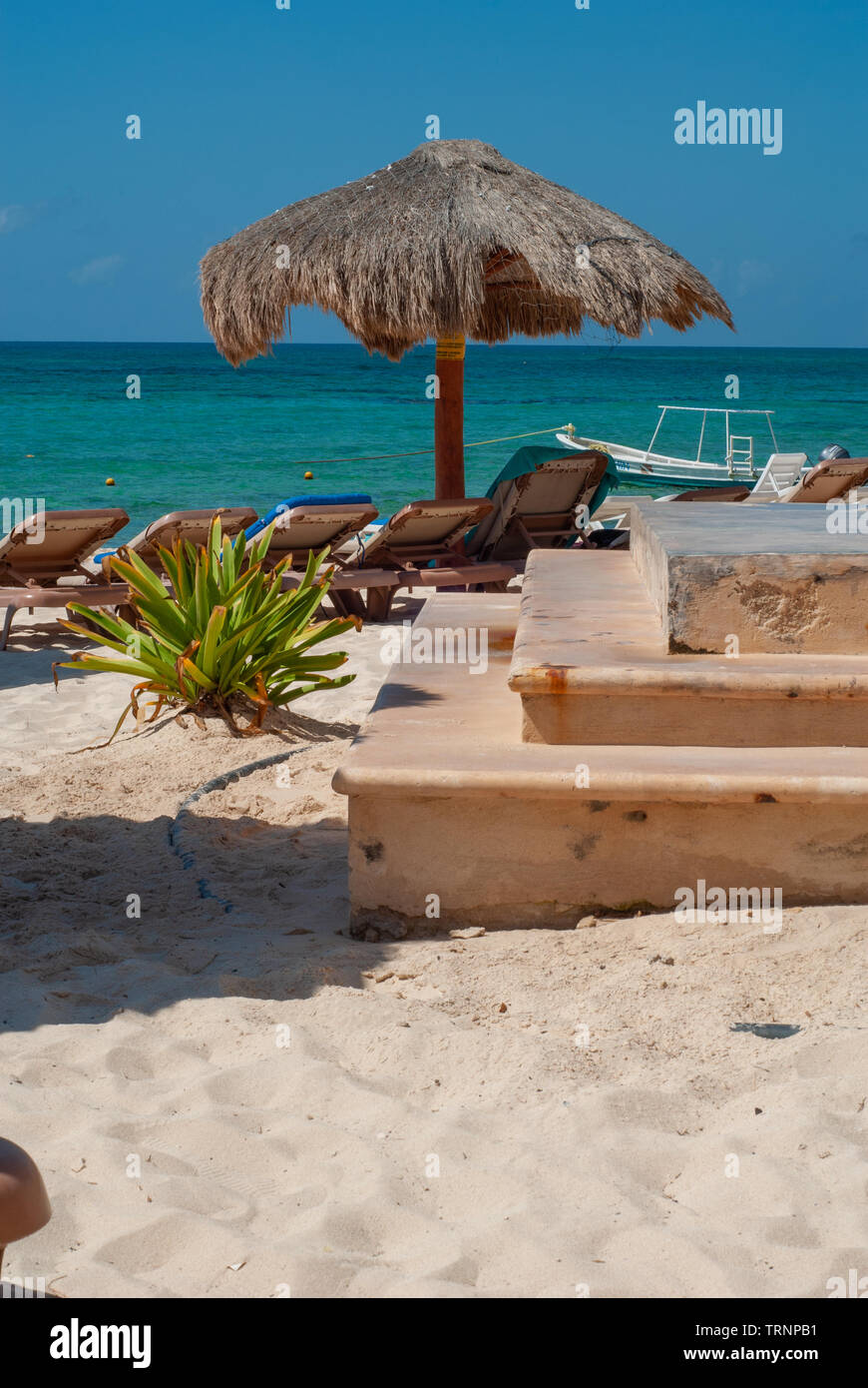 Details einer Tulum Strand mit Liegestühlen und Sonnenschirmen, der mexikanischen Halbinsel Yucatan Stockfoto