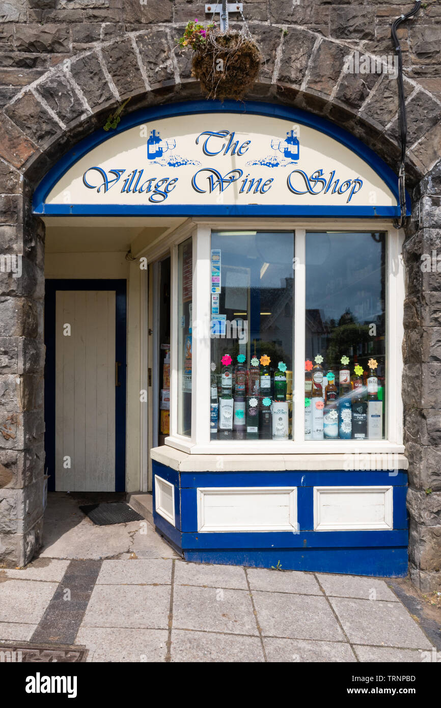 Das Dorf Wein Shop eine Lizenz in Saundersfoot, Pembrokeshire, Wales Stockfoto