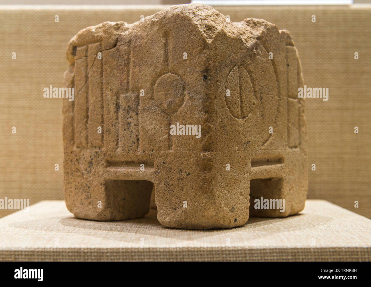 Ein Quadrat Räuchergefäß geschmückt mit Musnad Inschrift. Jahrhundert v. Chr. - 4. nachchristlichen Jahrhundert. Alfaw, Saudi-Arabien. Saudi-Kommission für Tourismus und Nation Stockfoto