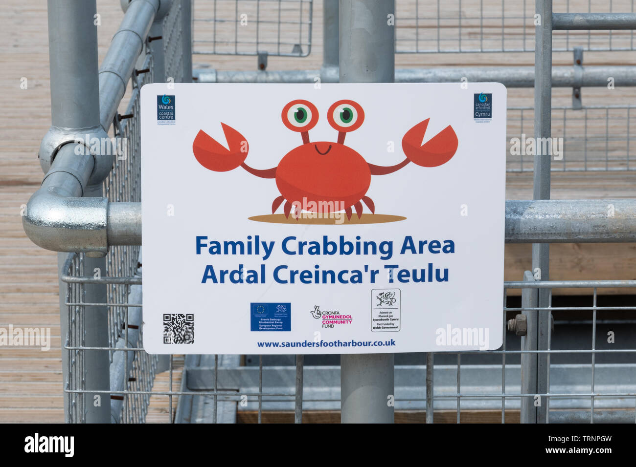 Unterschreiben Sie bei der Familie Krabben Bereich Saundersfoot Hafen in Pembrokeshire, Wales Stockfoto