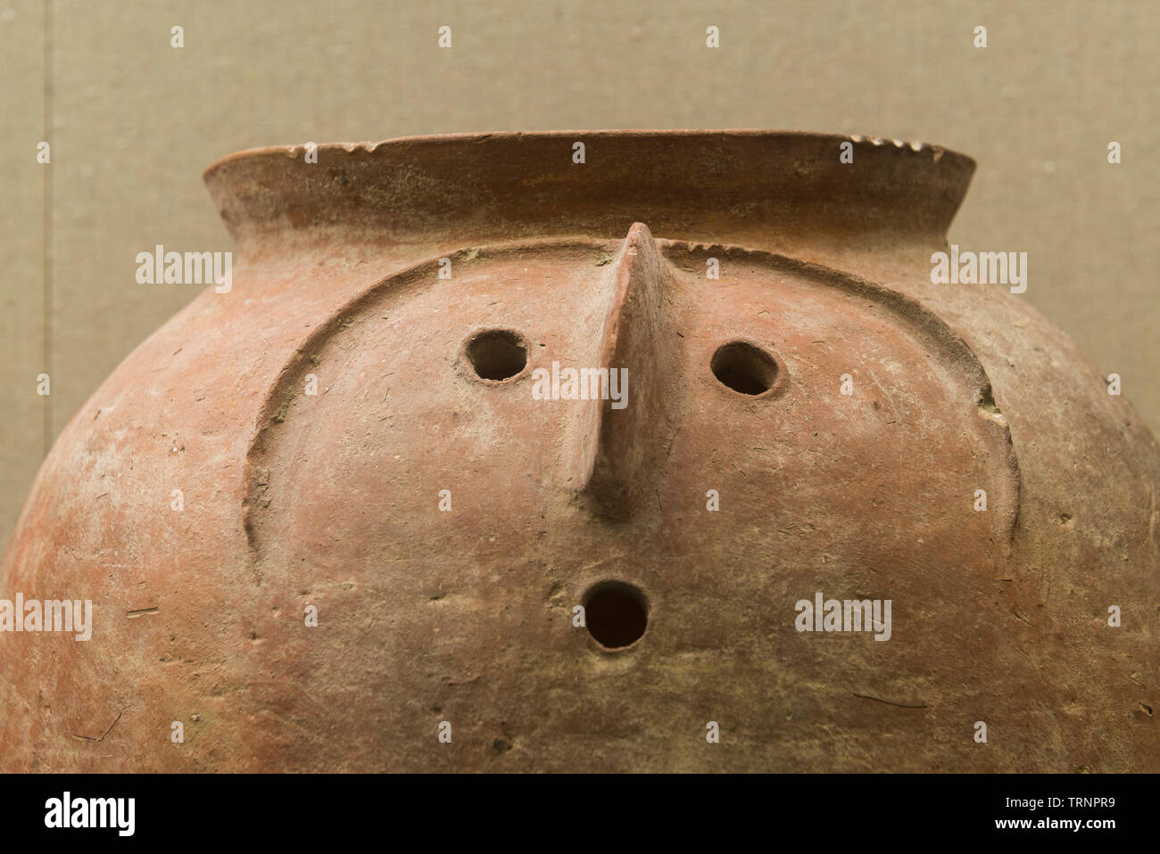 Teil von Terracotta Beerdigung Pot. 1000 v. Chr.. Zarif Krone, Pakistan. Abteilung für Archäologie und Museen. Stockfoto