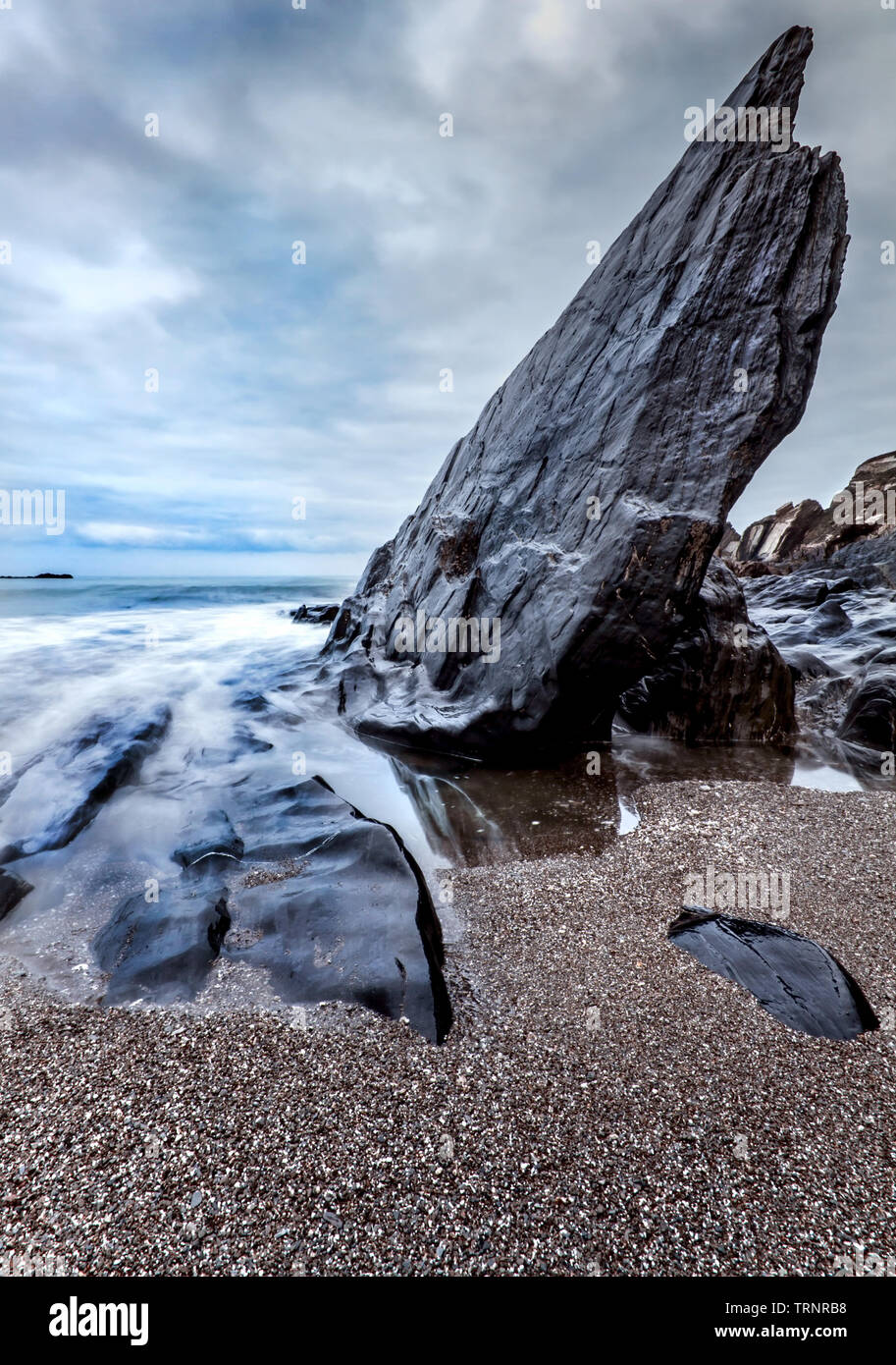 Wellen an Ayrmer Cove in Devon, Großbritannien Stockfoto