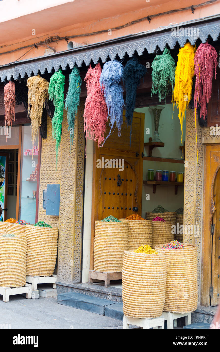 Gefärbten Trauben aus Wolle aufhängen zum Trocknen in der dyers Souk von Marrakesch, Marokko Stockfoto