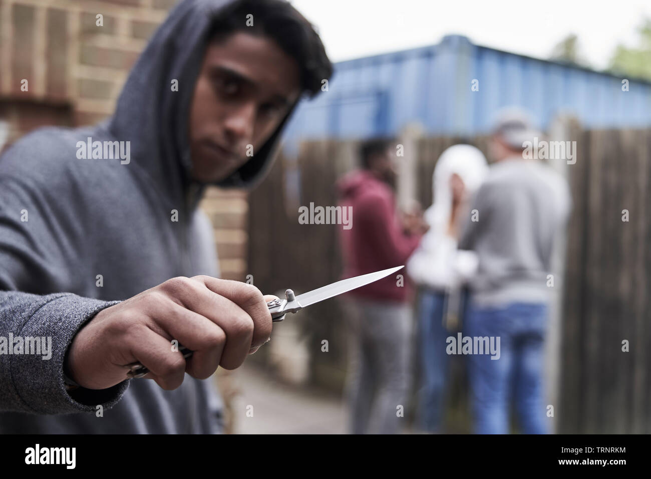 Teenager in städtischen Bande, die Gegenschneide in Richtung Kamera Stockfoto