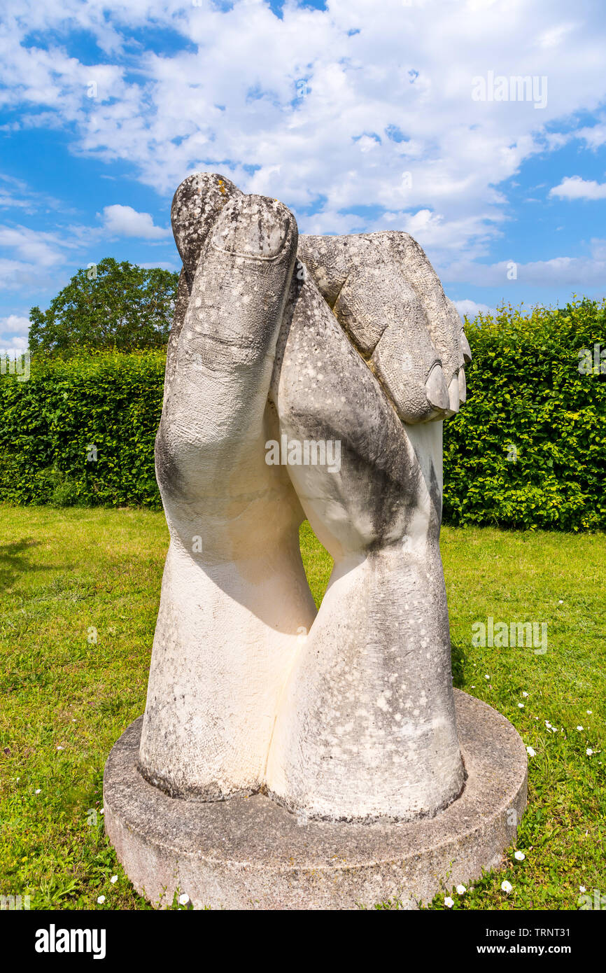 Stein Skulptur von gefalteten Händen - Pussigny, Indre-et-Loire, Frankreich. Stockfoto