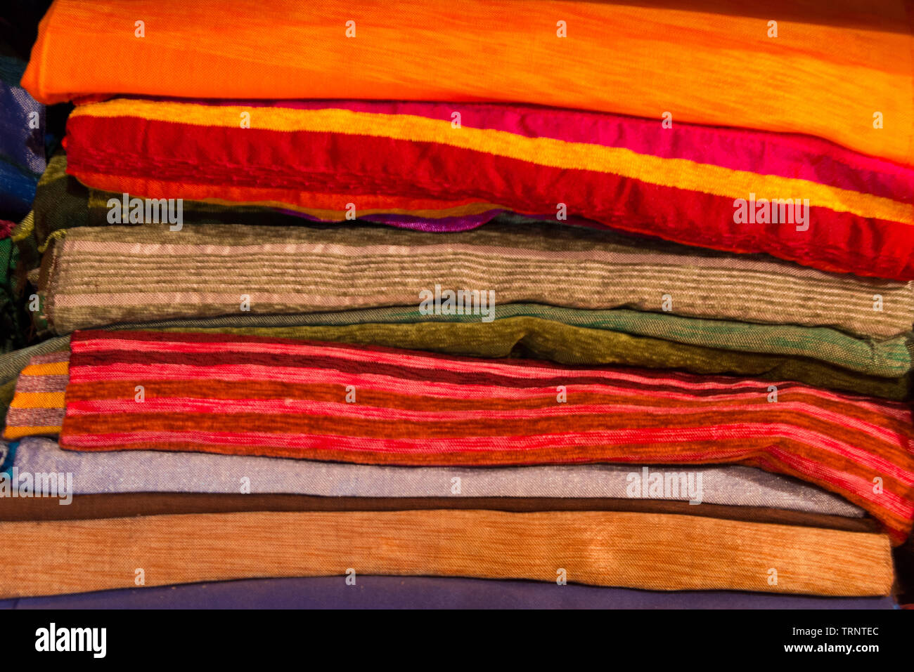 Teppiche, Schals und Decken in einem marokkanischen Textil shop Blocklagerung Stockfoto