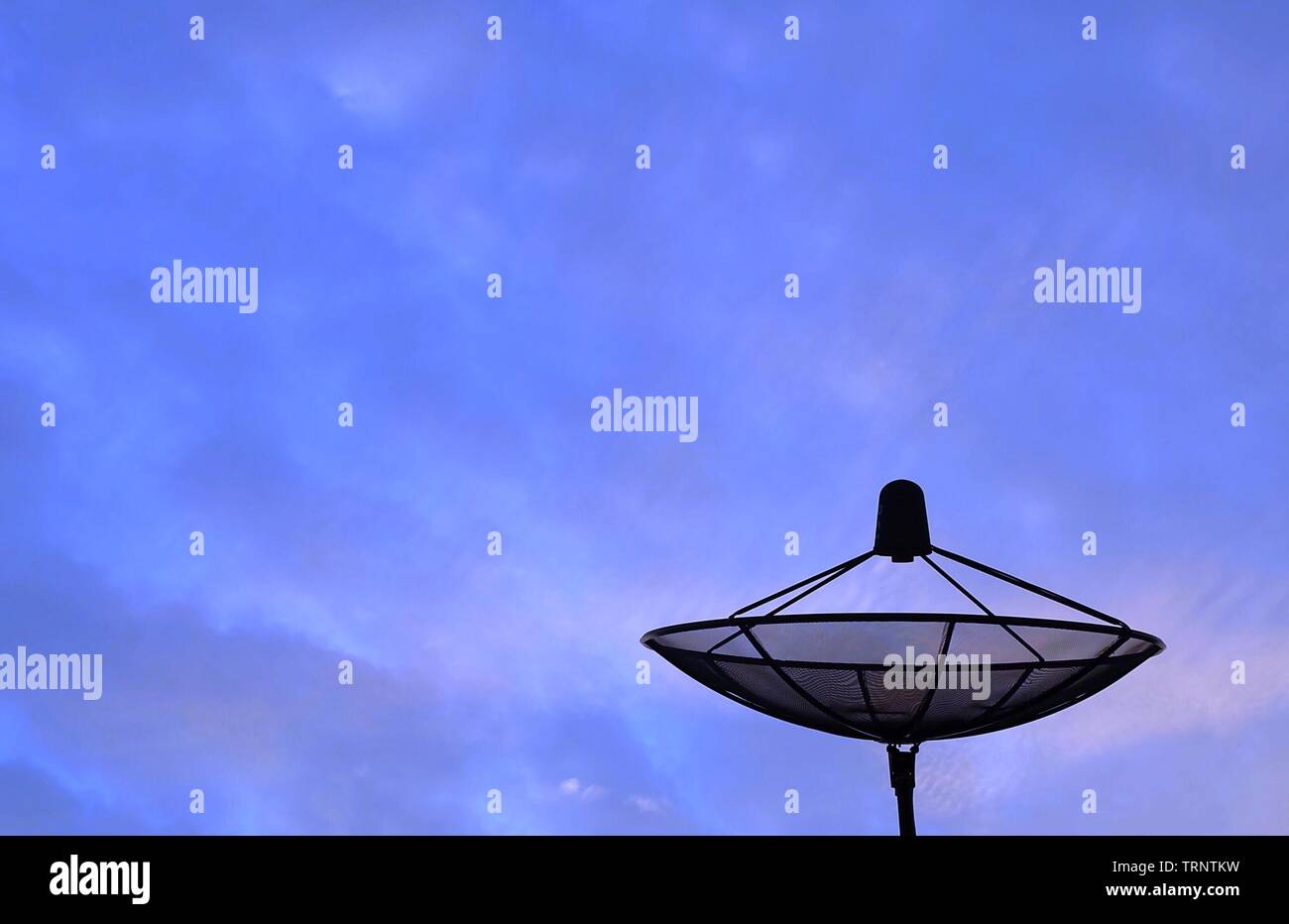Parabel Satellitenschüssel Empfänger gegen auf blauen Himmel für Kommunikation und Medien Industrie, als Symbol für die globale Kommunikation. Stockfoto