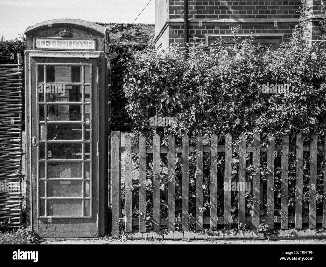 Rote Telefonzelle und traditionellen Zaun, Mapledurham Village, Oxfordshire, England, UK, GB. Stockfoto