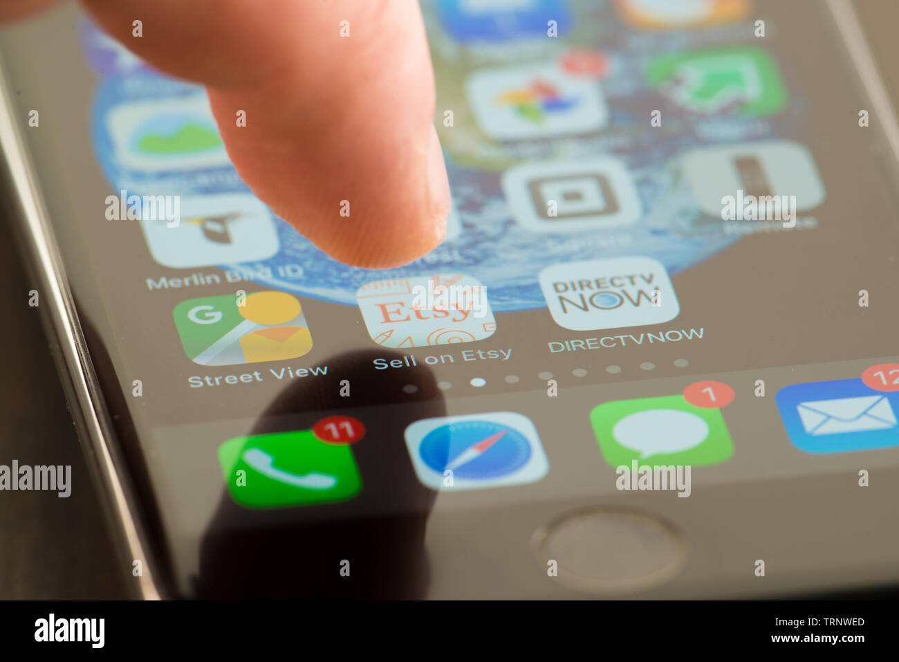 MINNEAPOLIS, Minnesota/USA - April 25, 2019: Person mit Apple i-phone zu drücken und den Zugriff auf die auf Etsy app/Anwendung verkaufen Stockfoto
