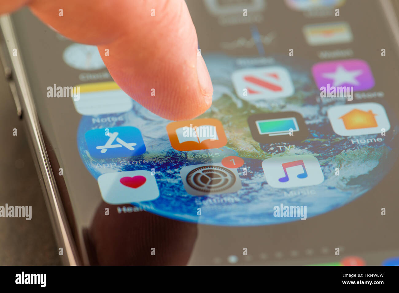 MINNEAPOLIS, Minnesota/USA - April 25, 2019: Person mit Apple i-phone zu drücken und die Bücher app/Zugriff auf Anwendungen Stockfoto