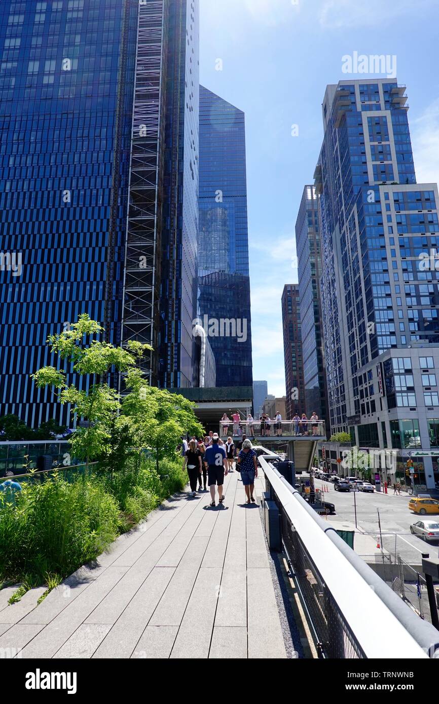 Blick auf die Skyline von der High Line, New York, NY, USA Stockfoto