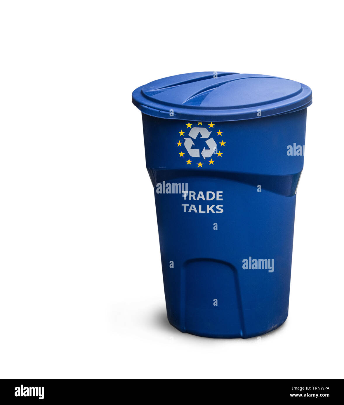 Ein Papierkorb mit dem Symbol der EU. Unten sehen wir die Worte: Handel spricht. Stockfoto