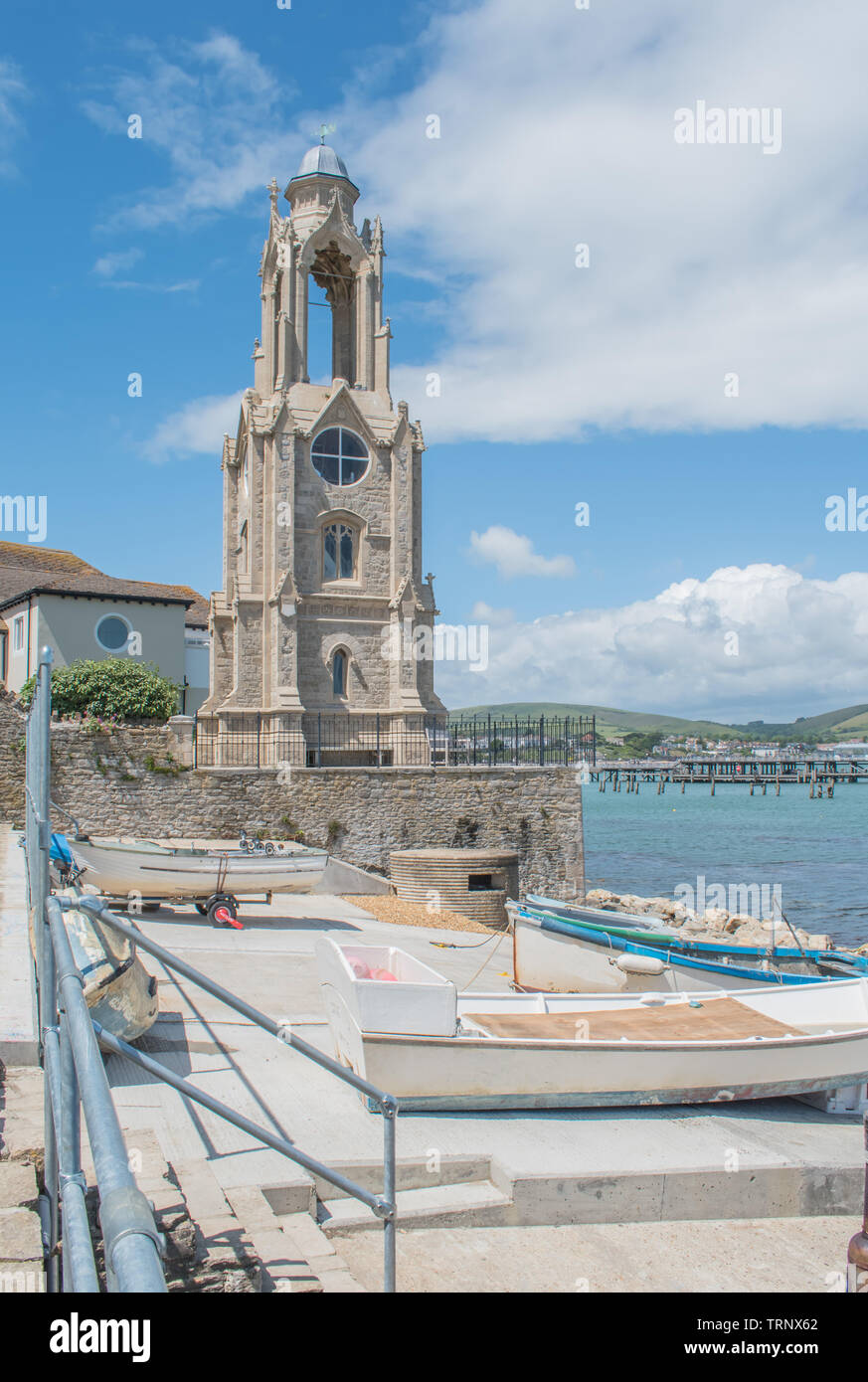 Ein Blick auf die Swanage Wellington Wachtturm vor blauem Himmel Stockfoto