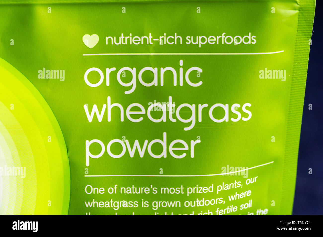 Schließen nach oben/vorne einer Packung bio Weizengras Pulver zu fördern als Nährstoff - reiche superfood Stockfoto