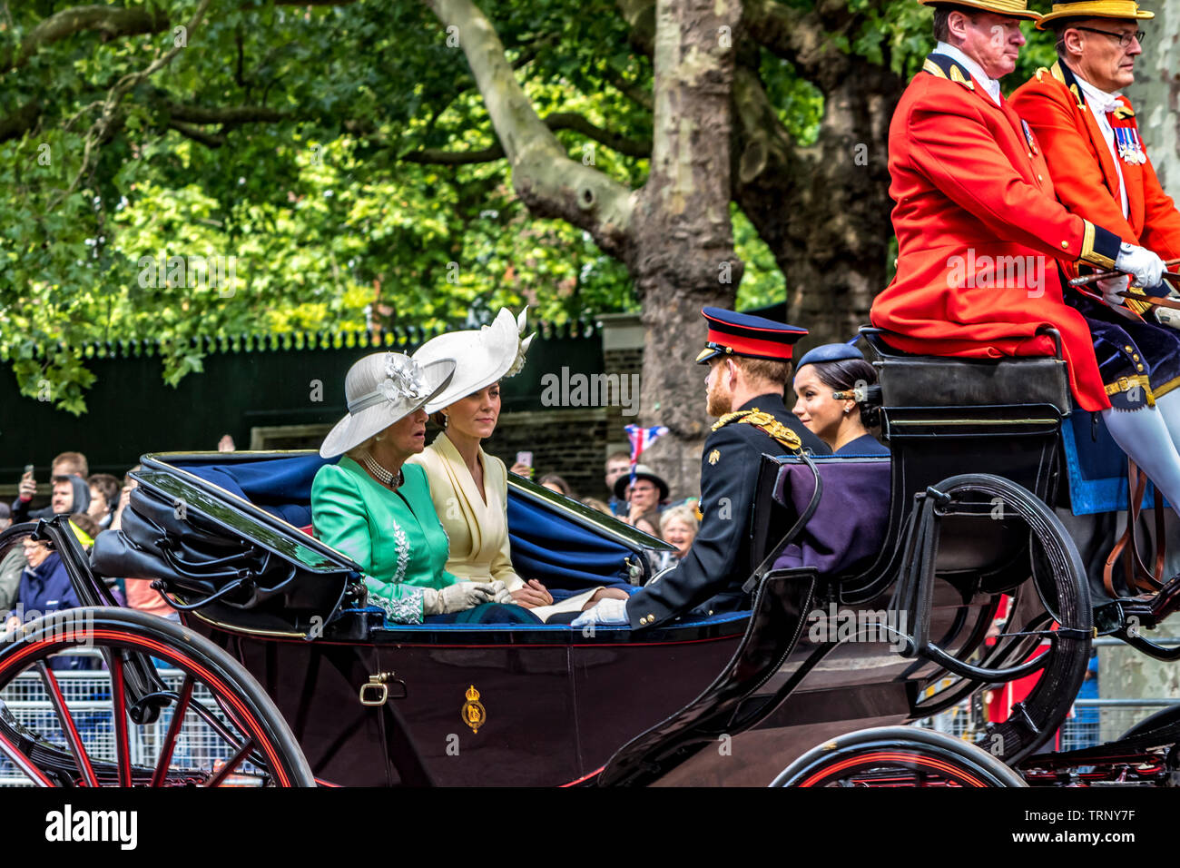 Der Herzog und die Herzogin von Sussex, die Herzogin von Cambridge und die Herzogin von Cornwall in einer Kutsche auf der Mall in Trooping the Color, London, UK, 2019 Stockfoto