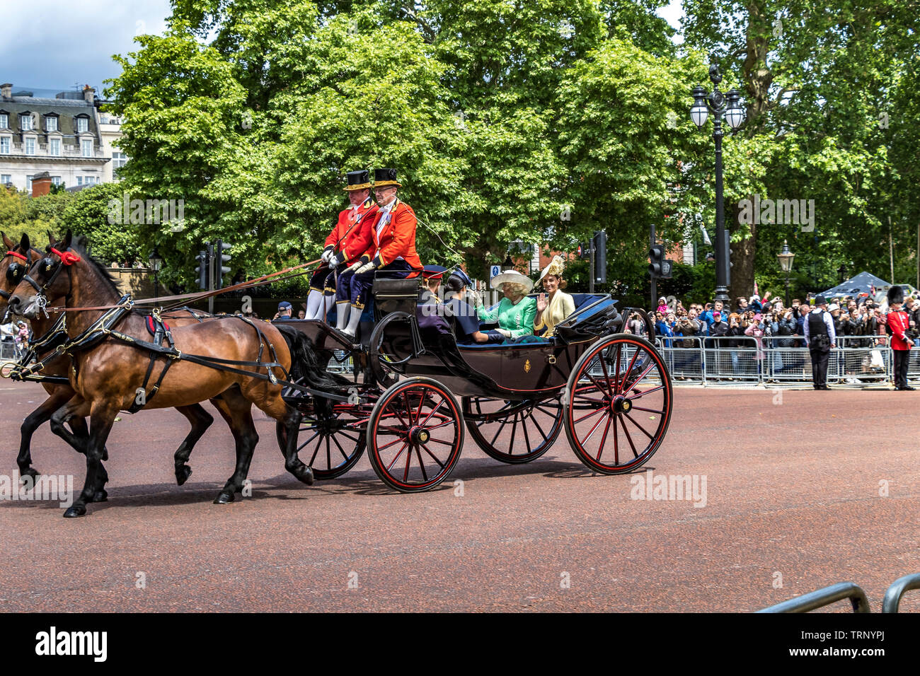 Die Herzogin von Cambridge, die in einer Kutsche mit der Herzogin von Cornwall und dem Herzog und der Herzogin von Sussex bei Trooping the Color, London, UK, 2019 reitet Stockfoto