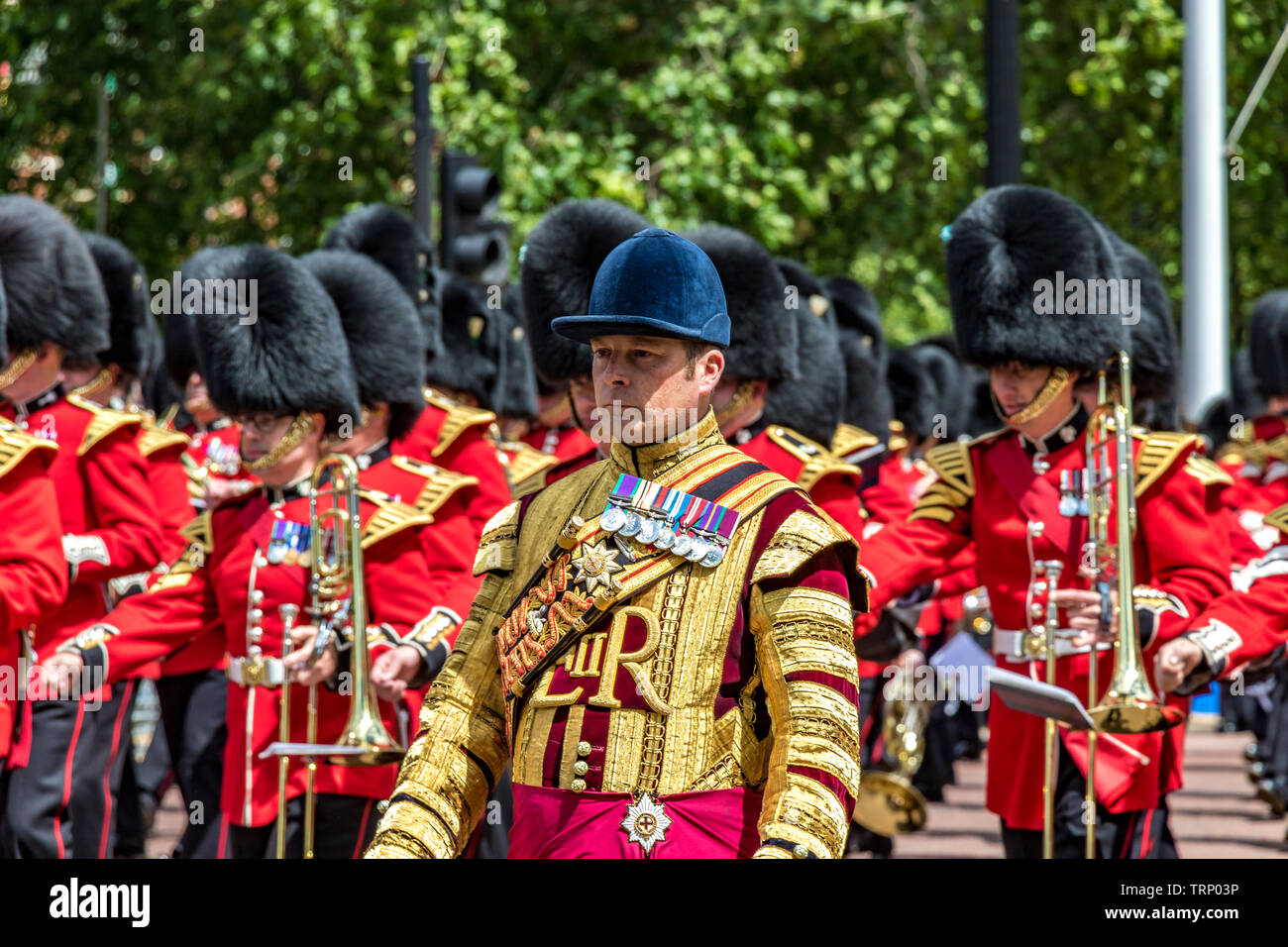 Ein Drum-Major führt die massierten Bands der Guards Division entlang der Mall bei der Trooping the Color Ceremony , London, Großbritannien, Stockfoto
