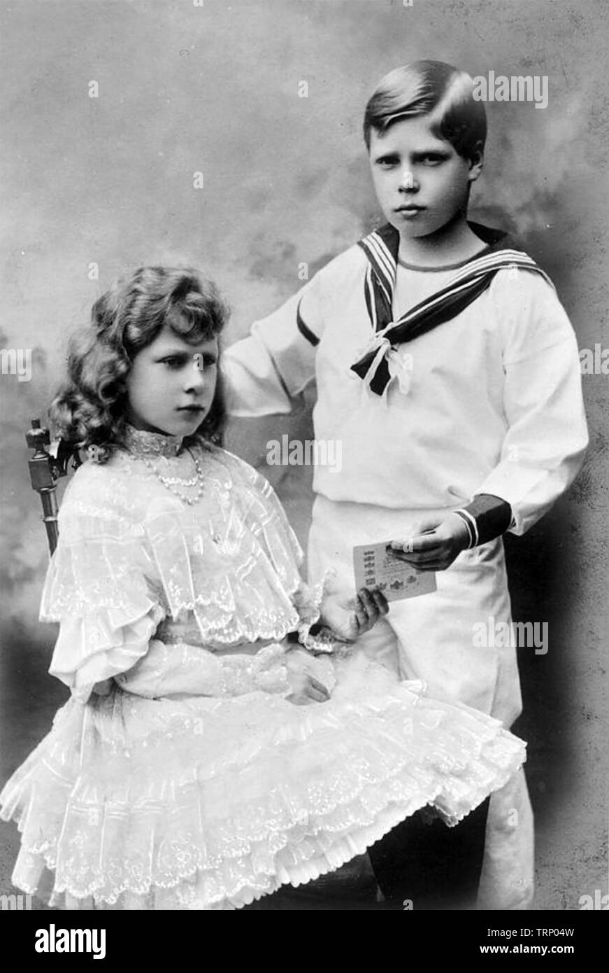 König Edward VIII (1894 - 1972) als Prinz Edward um 1905 mit seiner Schwester Maria über 1904. Sie würde später Gräfin Harewood geworden. Stockfoto