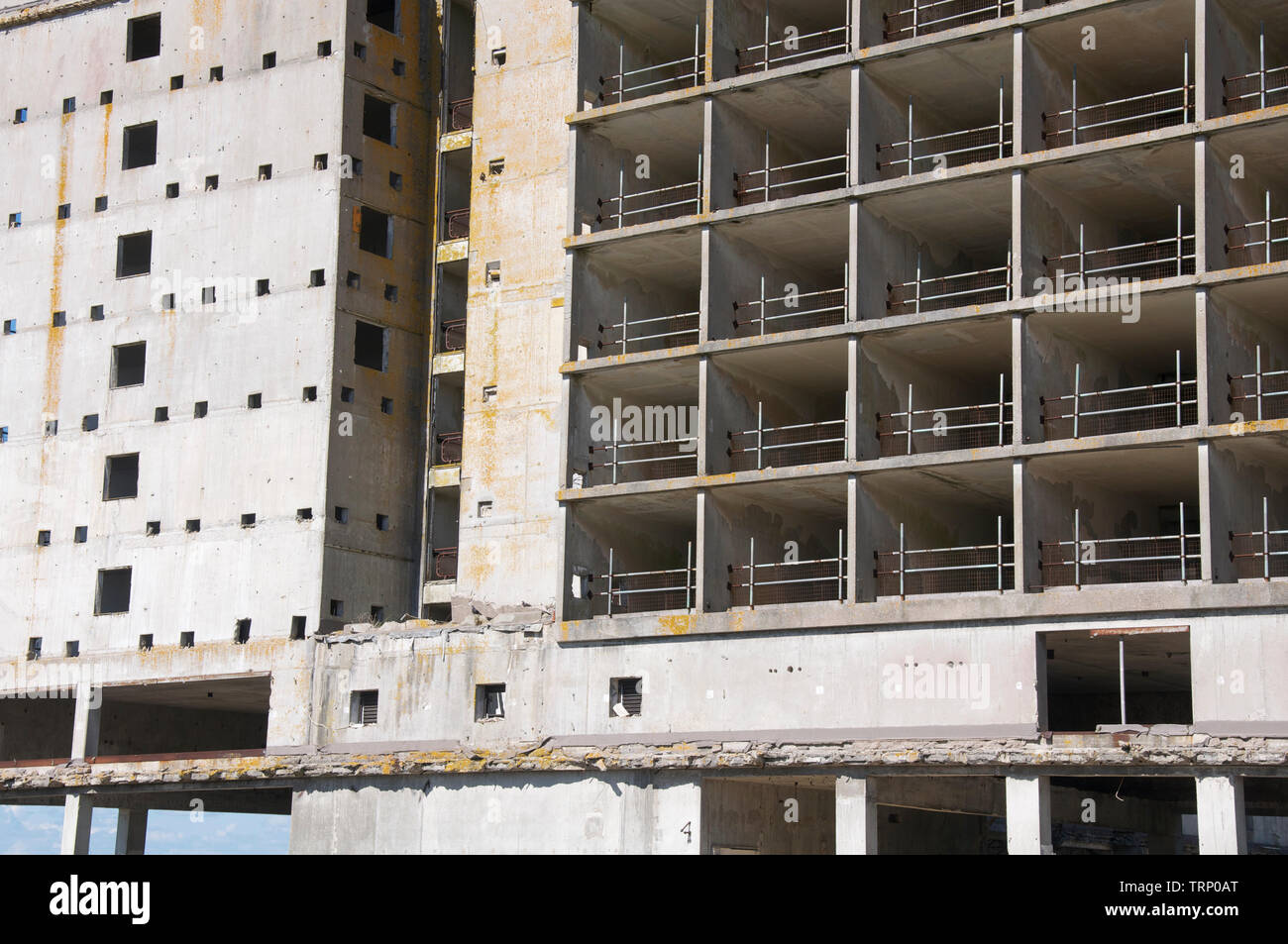 Verfallene Gebäude. Es ist ein Vorschlag, diese Bausteine zu renovieren, die Umwandlung in modernen Apartments. Castletown, Isle of Portland, Dorset, Großbritannien. Stockfoto