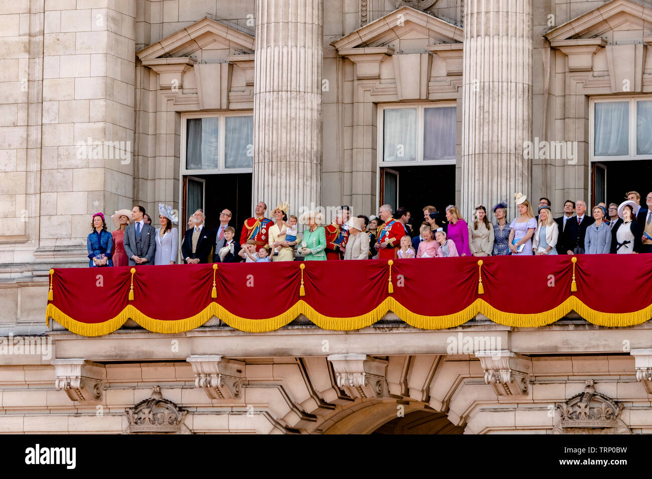 Die Königin und Mitglieder der königlichen Familie treffen sich auf dem Balkon des Buckingham Palace nach der Trooping the Color Parade, London, Großbritannien, 2019 Stockfoto