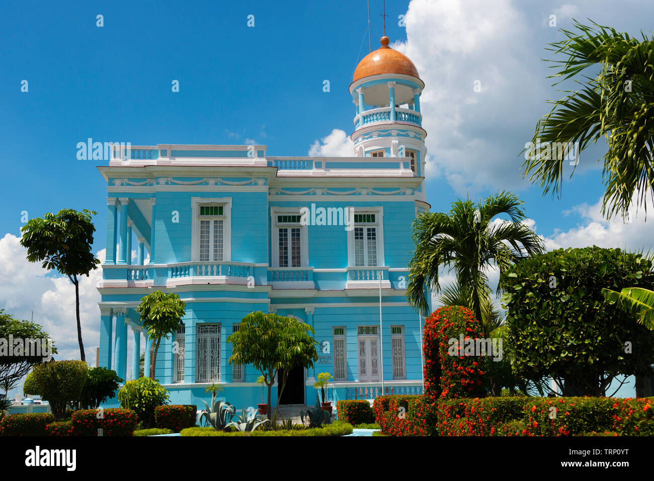 Vorderseite des Palacio Azul (jetzt ein Hotel) im Jahre 1921 gebaut und ein früher in der alten oberen-Klasse Nachbarschaft auf Punta Gorda, Cienfuegos, Kuba Stockfoto