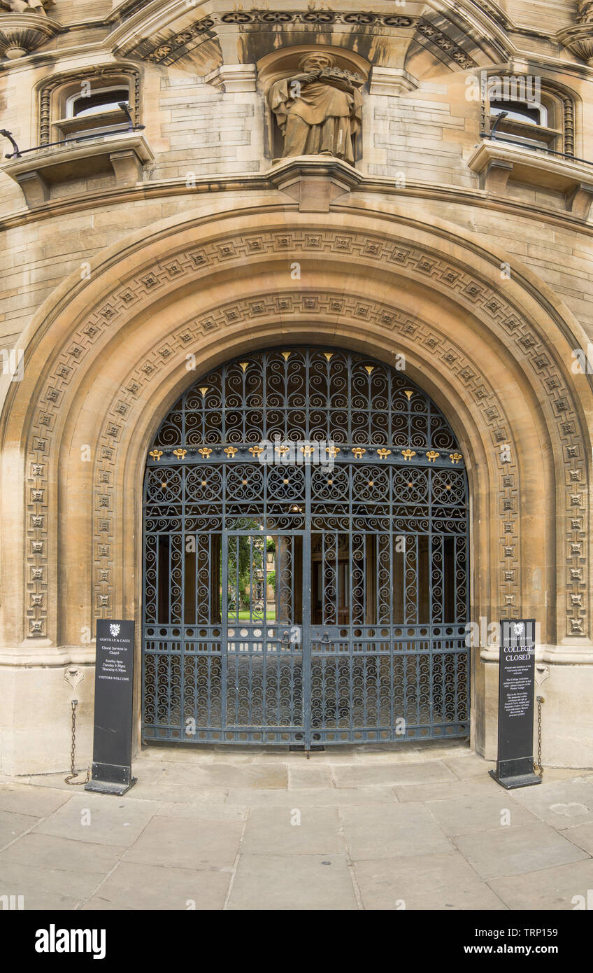 Große Tor am Gonville and Caius College, mit Gedenkstätte an Francis Crick, der Universität Cambridge, England. Stockfoto