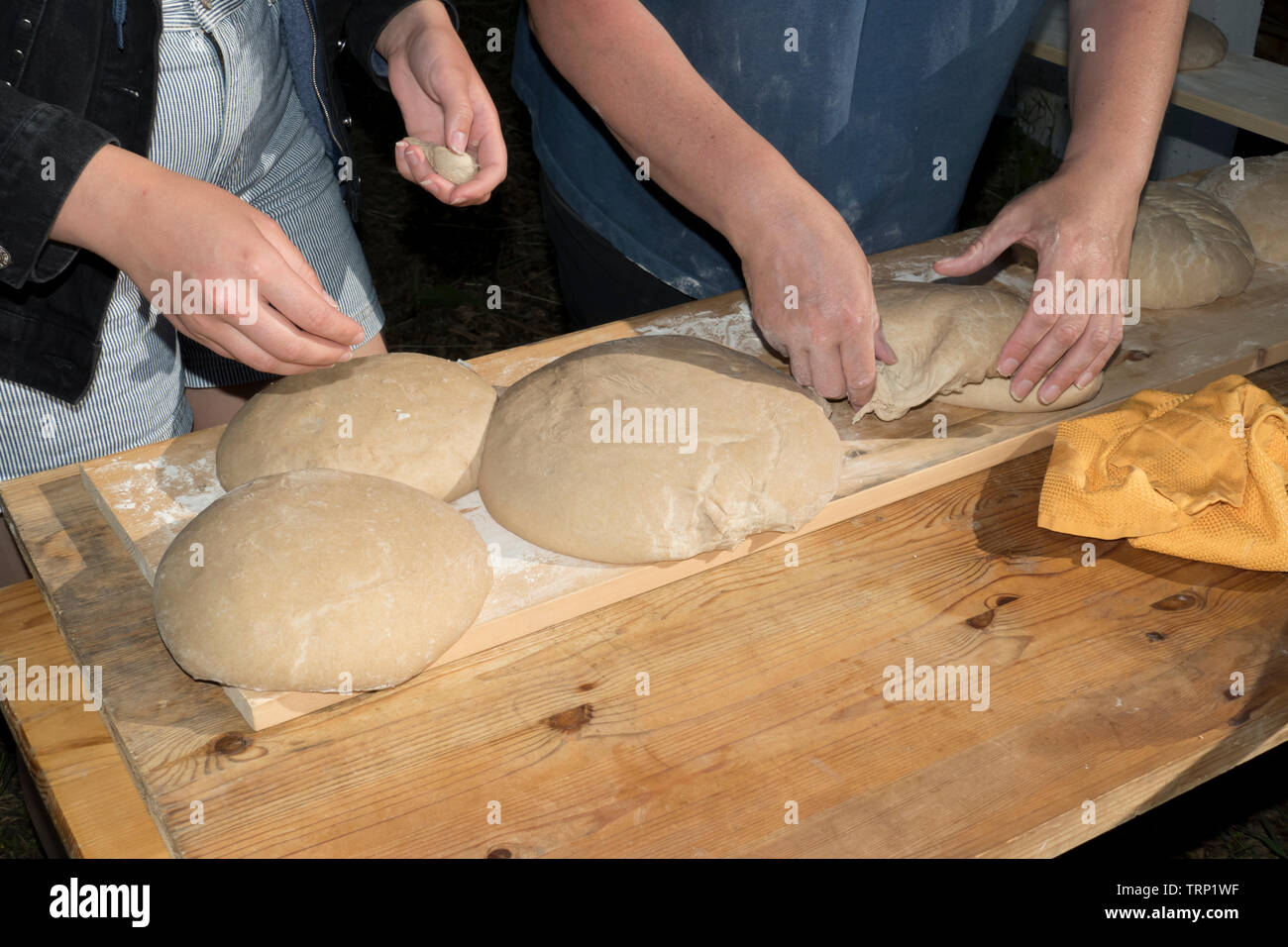 Brot in Laibe, gehen lassen und vorbereitet zum Backen im Holzofen Stockfoto