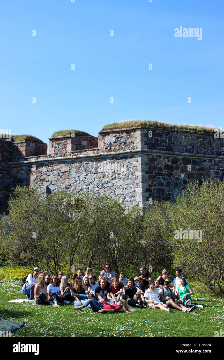 Haaga-Helia Fachhochschule Schüler auf eine Entdeckungsreise in der Festung Suomenlinna in Helsinki, Finnland Stockfoto