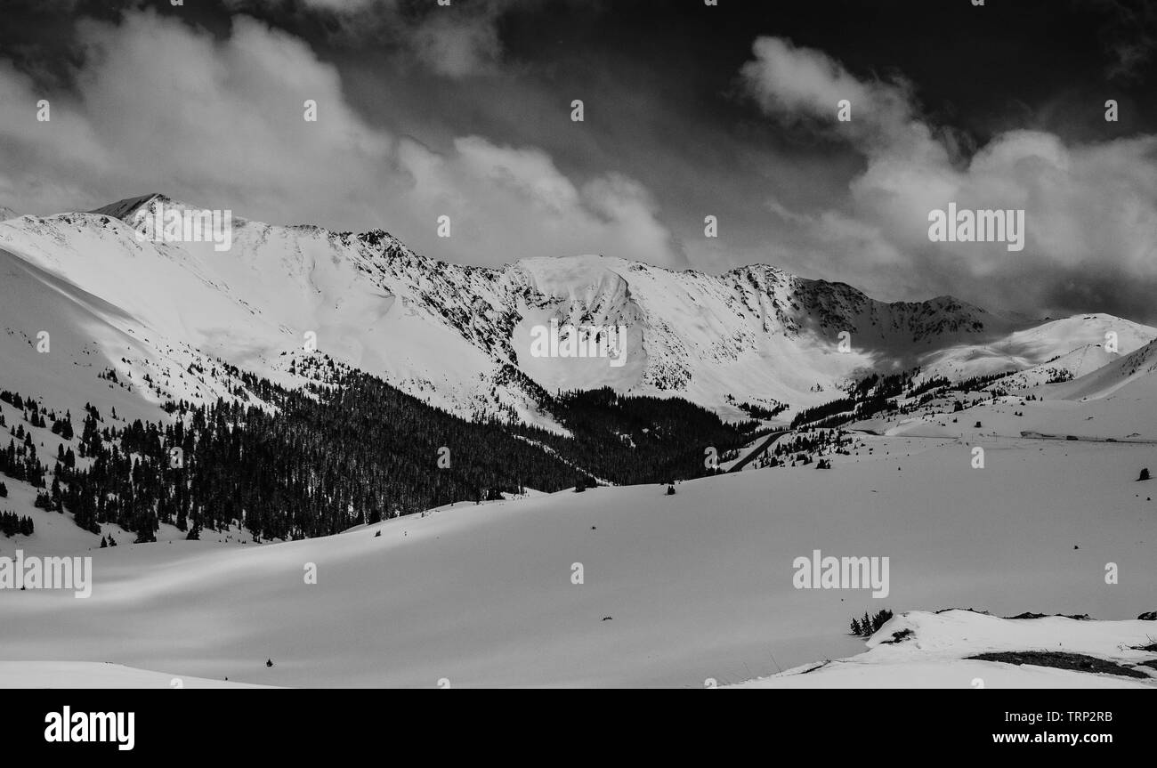 Schwarz-weiß Foto auf die schneebedeckten Berge. Stockfoto