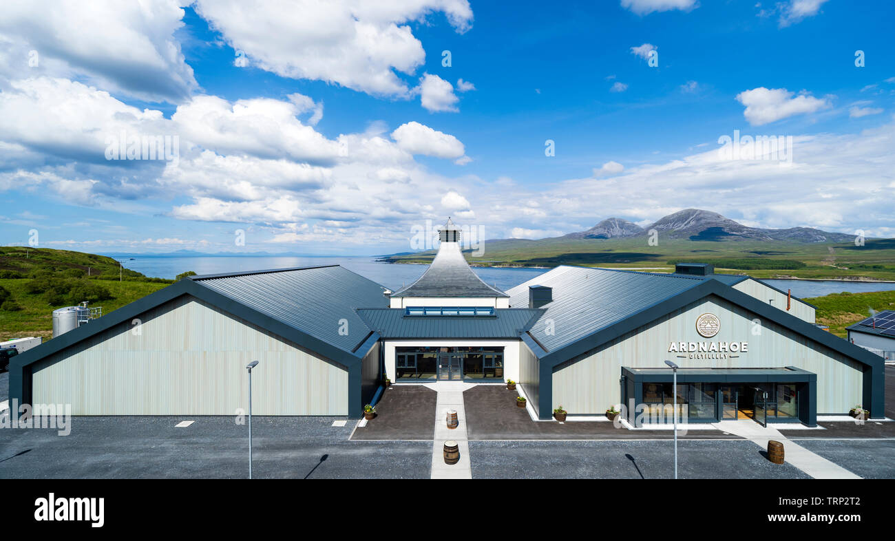 Ansicht der neuen Ardnahoe Brennerei auf der Insel Islay im Inneren Hebriden von Schottland, Großbritannien Stockfoto