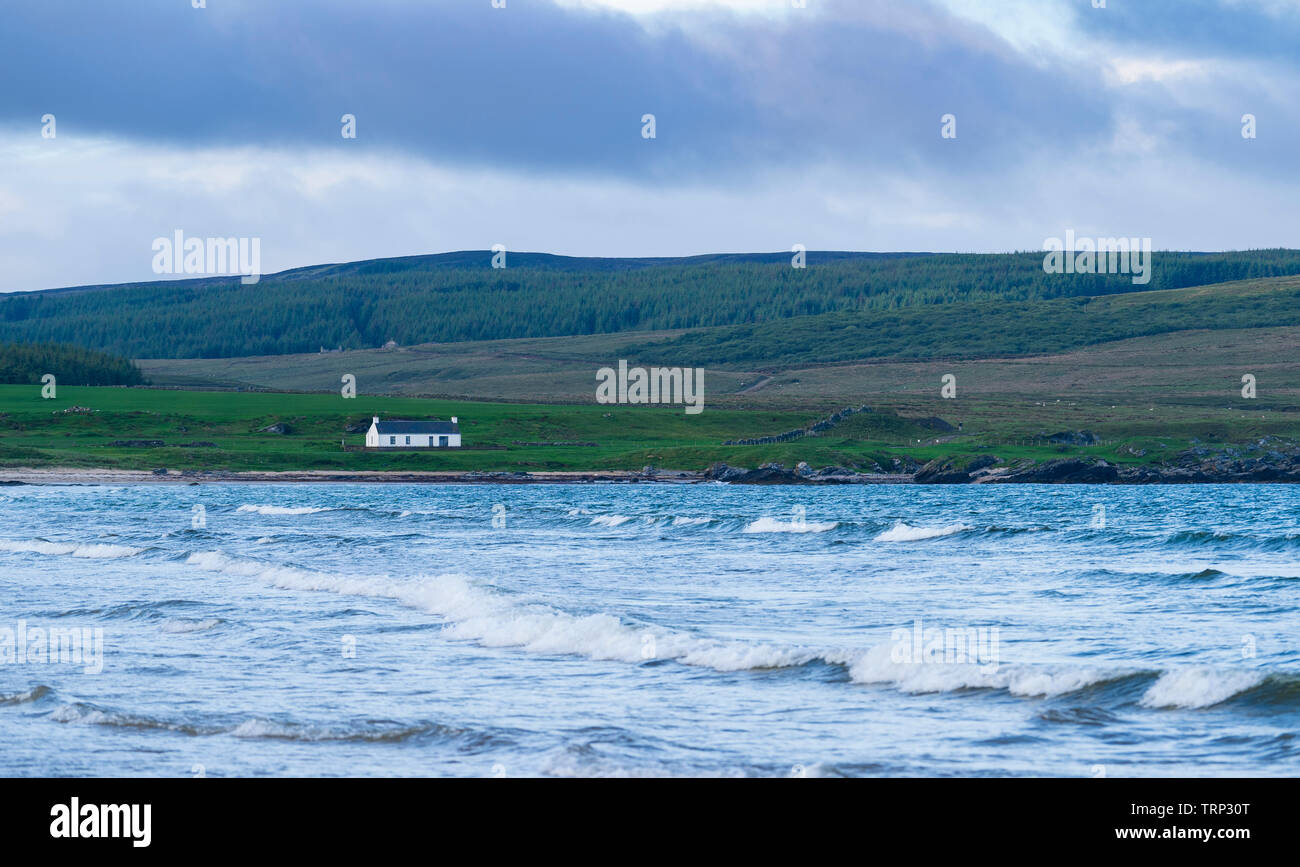 Blick auf die weissen Häuschen und Meer bei Laggan Bay auf Islay in der Inneren Hebriden, Schottland, Großbritannien Stockfoto