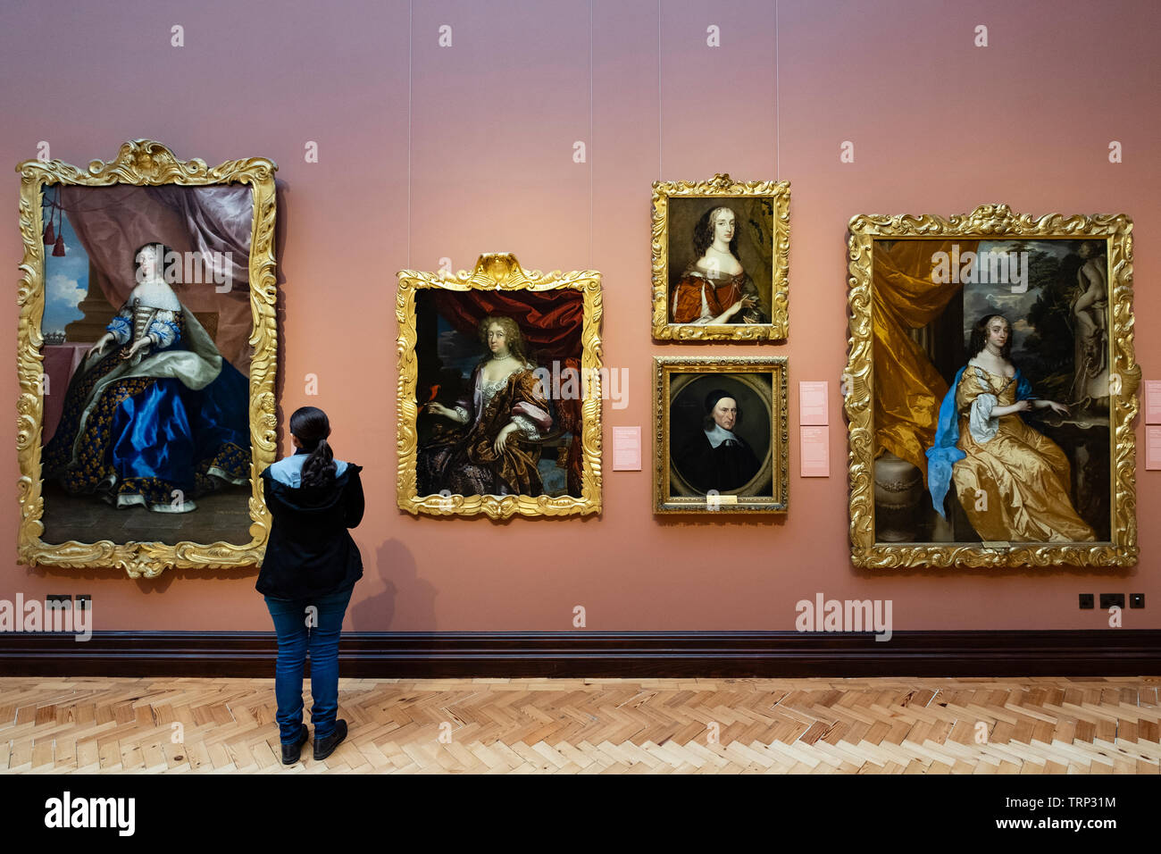 Besucher, die an Gemälde im Inneren Scottish National Portrait Gallery in Edinburgh, Schottland, Großbritannien Stockfoto