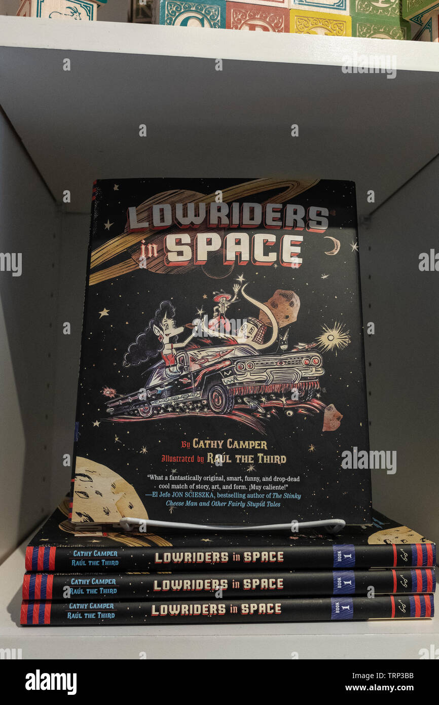 Buchen Sie Kindern in Albuquerque Museum Geschenk Shop: 'Lowrider im Weltraum durch Cathy Camper Stockfoto