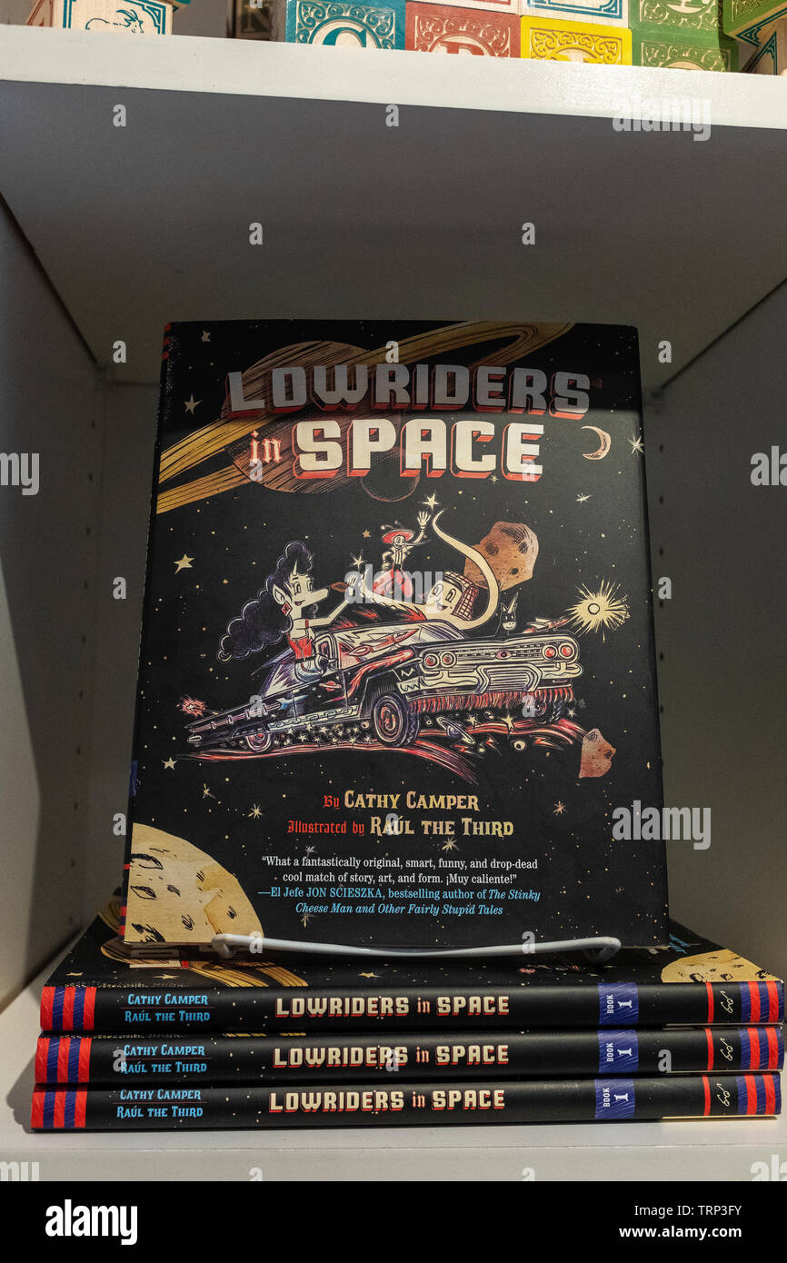 Buchen Sie Kindern in Albuquerque Museum Geschenk Shop: 'Lowrider im Weltraum durch Cathy Camper Stockfoto