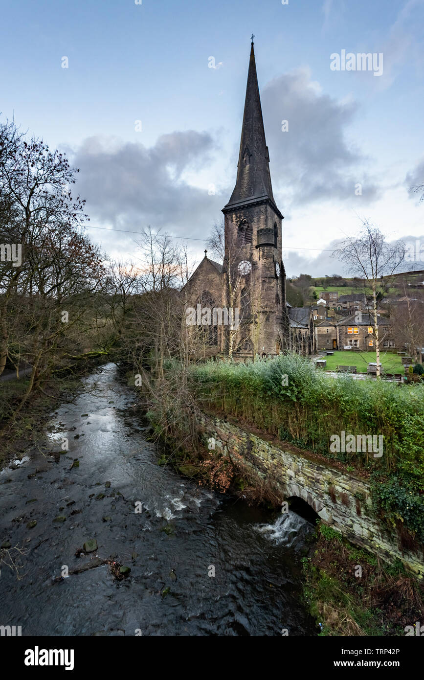 Ryburn Fluss fließt durch die Dörfer von Rishworth, Ripponden und Dreieck vor der Einmündung in den Fluß Calder bei Sowerby Bridge, Yorkshire, Großbritannien. Stockfoto