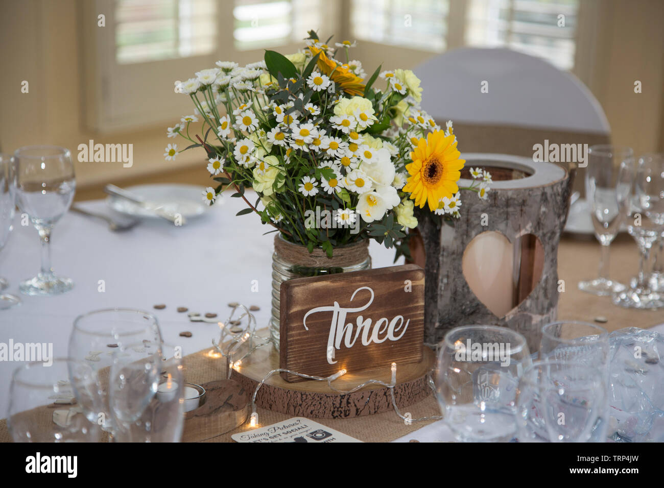 Blumenschmuck am Hochzeitstag Tische an der Hochzeit Veranstaltungsort auf die Braut und Bräutigam besonderen Tag Stockfoto