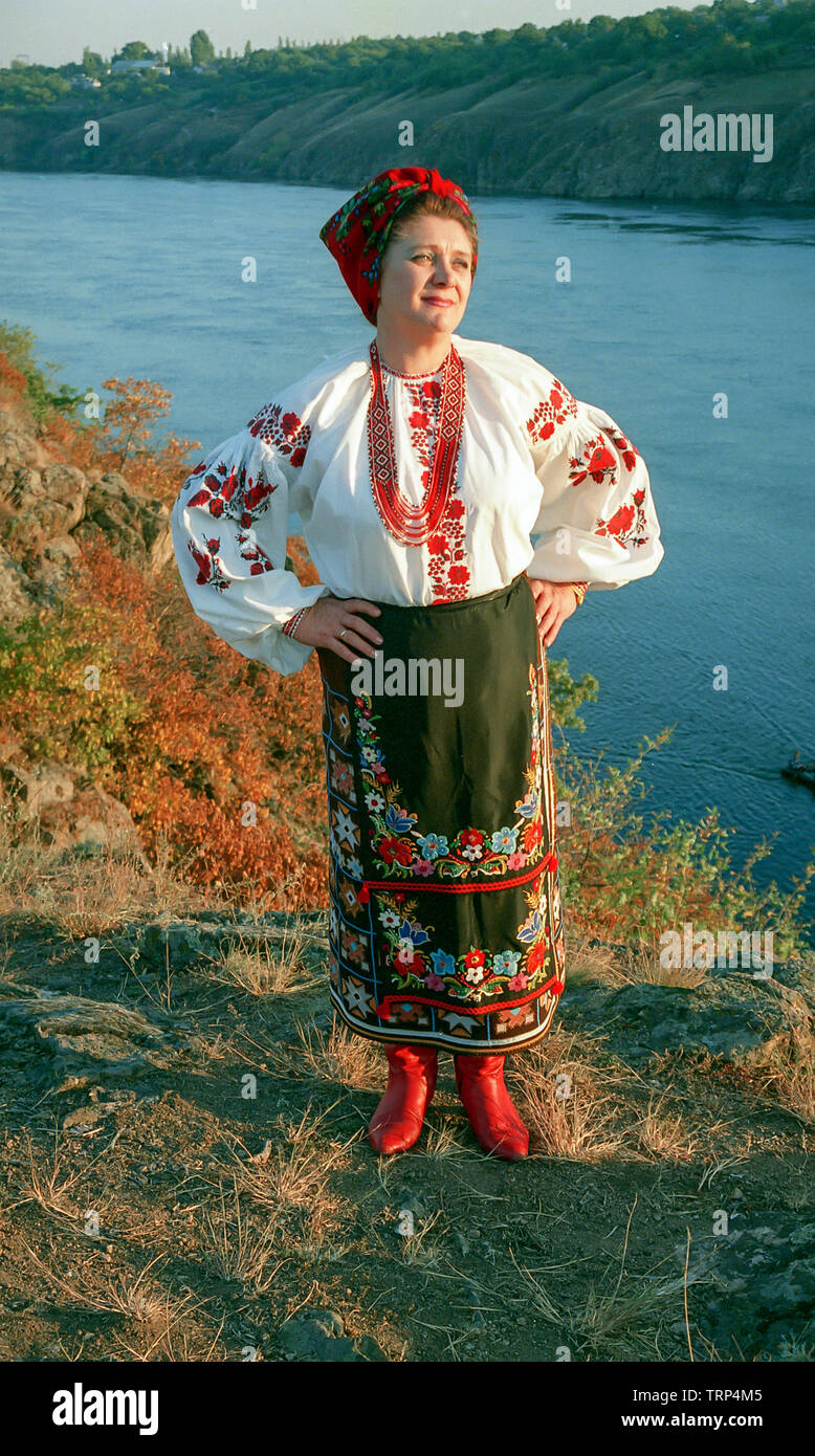 Ukrainische reife Frau in Tracht in der Nähe von Fluss Dnjepr, Ukraine Stockfoto