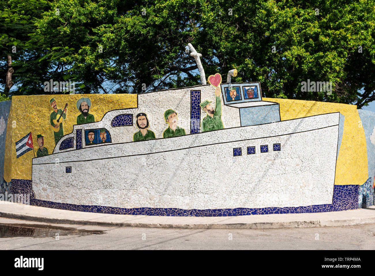 Fusterlandia, Kuba - vom 26. Juli 2018: ein Boot mit den Castros aus Kachel wird an einer Wand dekoriert, wie Sie diesem Künstler Gemeinschaft eine beliebte touristische de eingeben Stockfoto