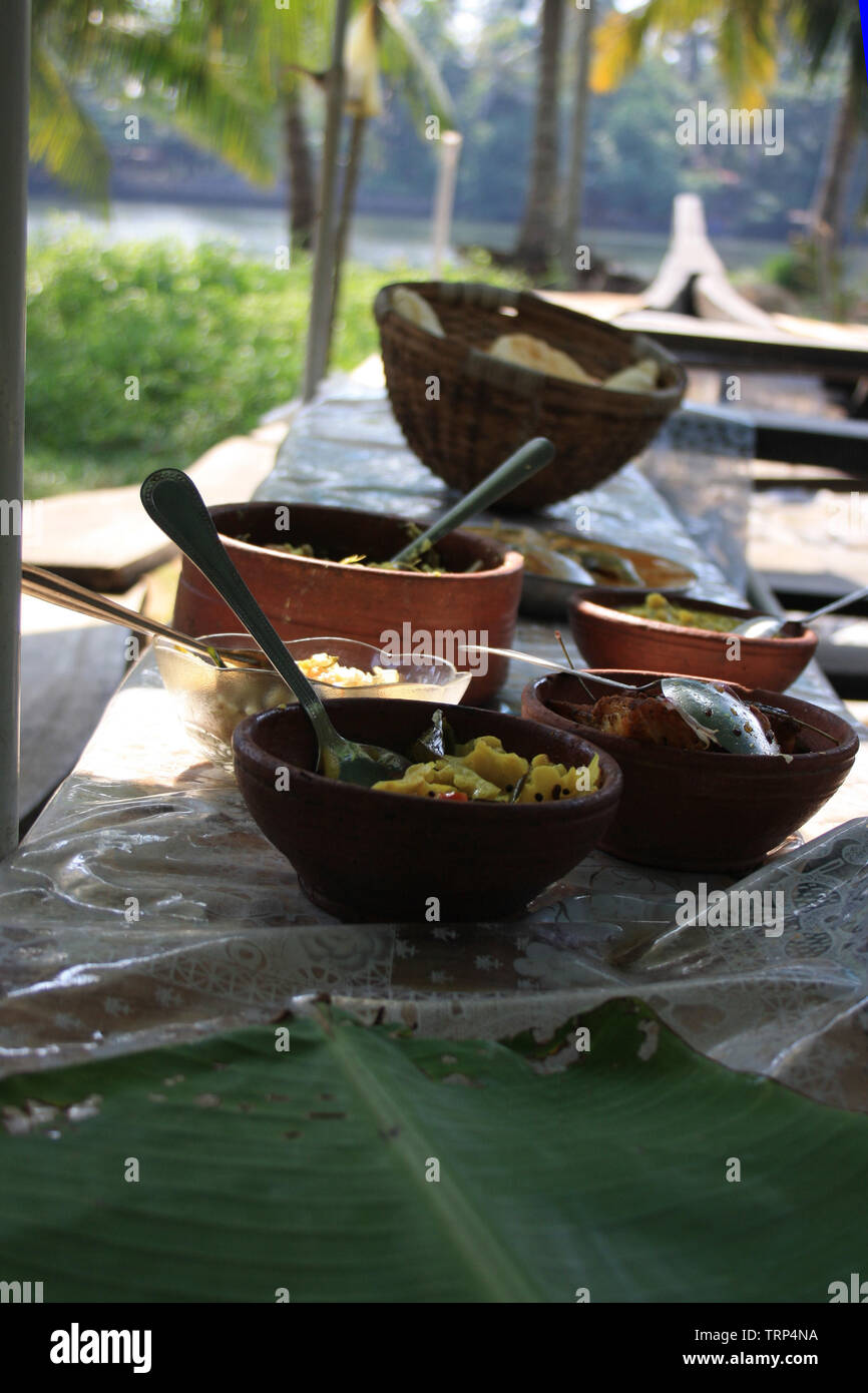 Kerala Backwater geführte Tour in einem hölzernen Kanu mit Meeresfrüchte fest und abgeschieden in der Natur von Indien Stockfoto