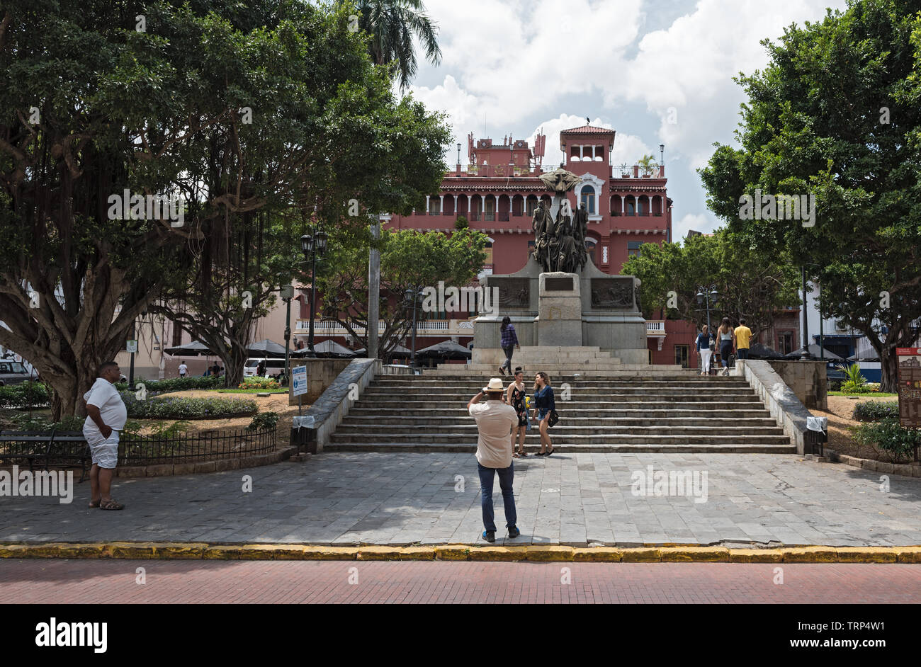 Touristen nehmen Bilder vor dem Simon Bolivar Denkmal in der Casco Viejo Panama City Stockfoto