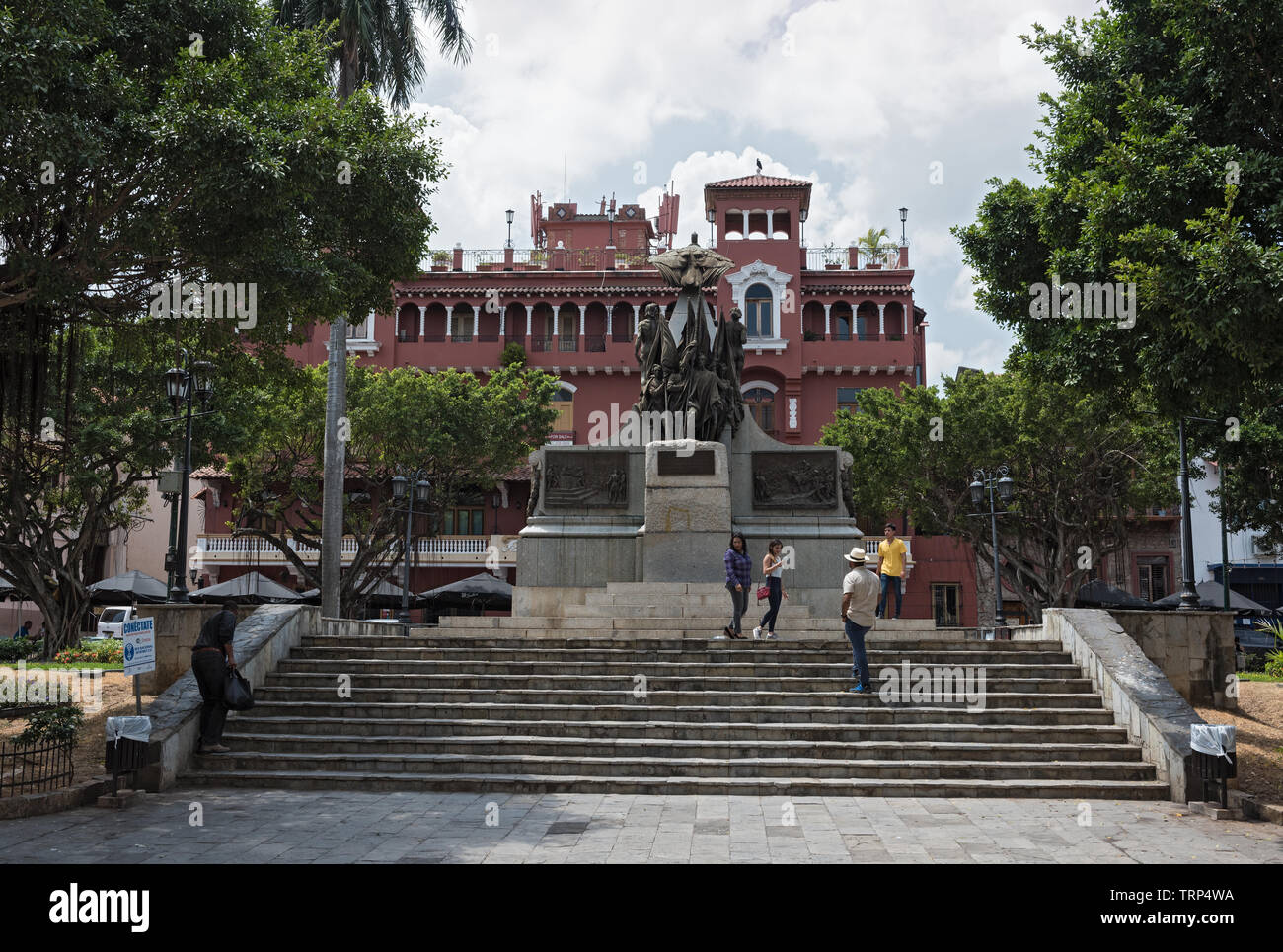 Touristen nehmen Bilder vor dem Simon Bolivar Denkmal in der Casco Viejo Panama City Stockfoto