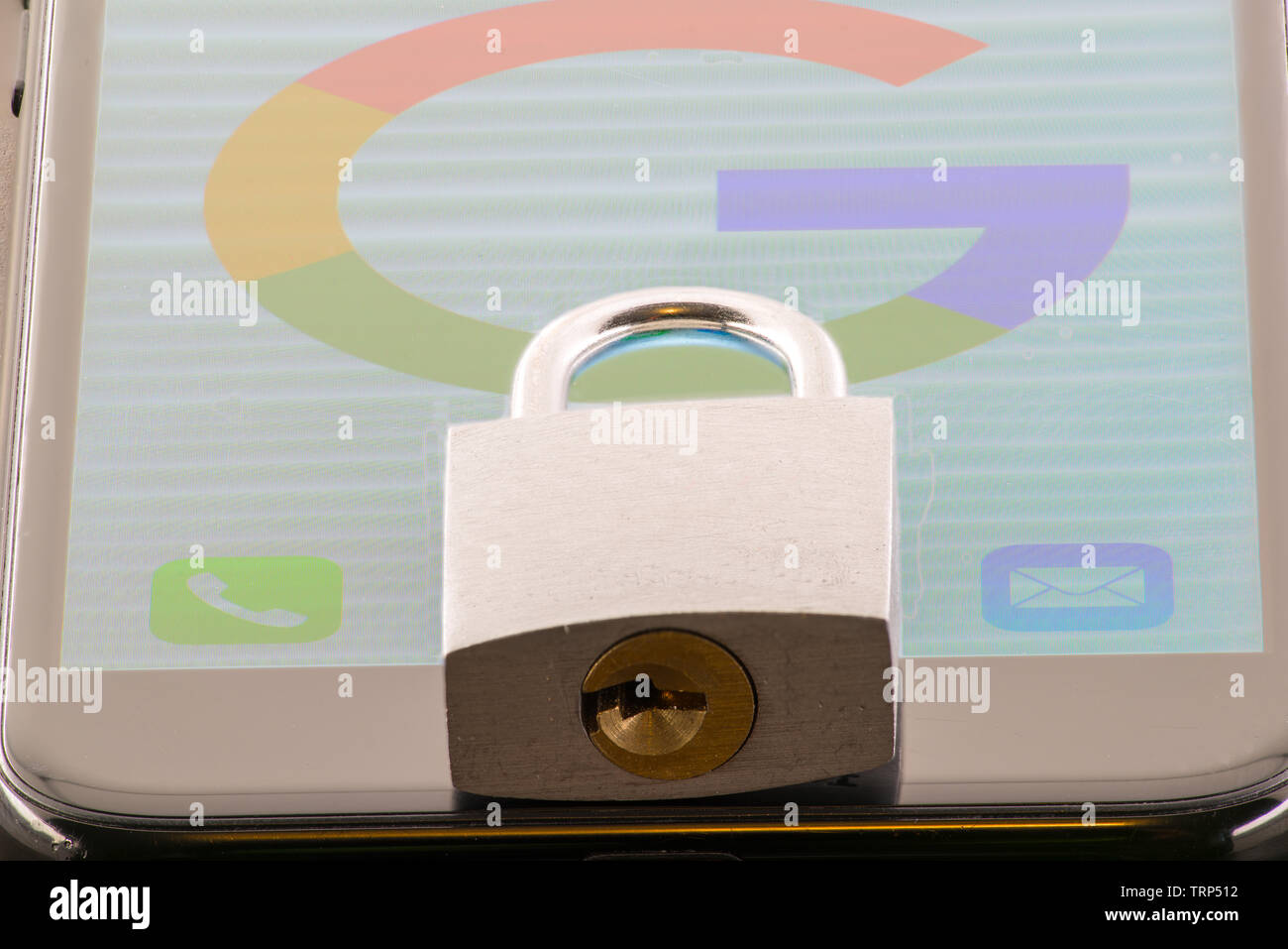 MINNEAPOLIS, Minnesota/USA - 10. JUNI 2019: Sperre für ein i-phone mit Google symbol bildschirmschoner - Sicherheit und Datenschutz mit Google Stockfoto