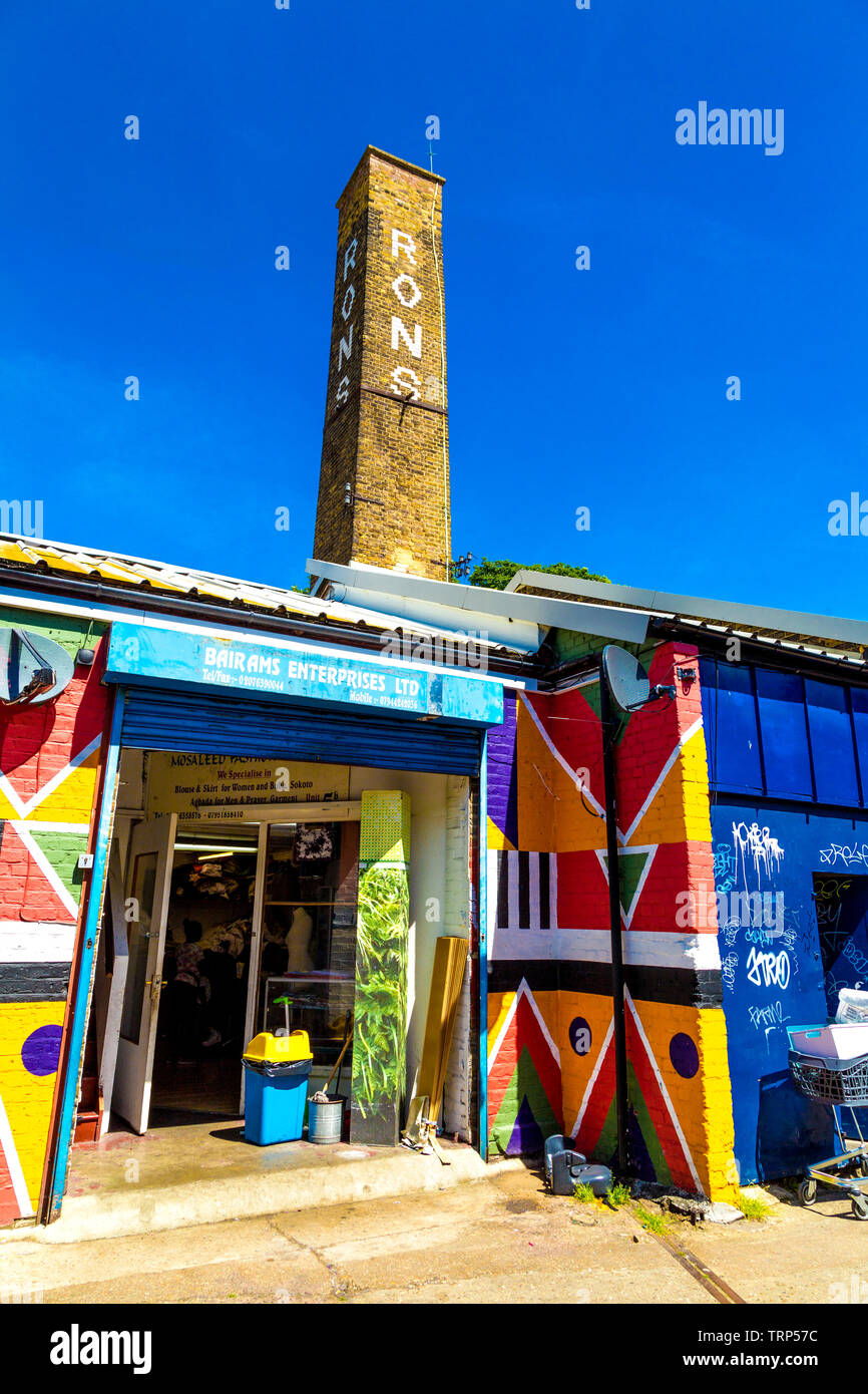 Farbenfrohe Fassade des Studios in Copeland Park und Rons Schornstein, ein Rest von Holdron's Stores, Copeland, Peckham Road, London, UK Stockfoto