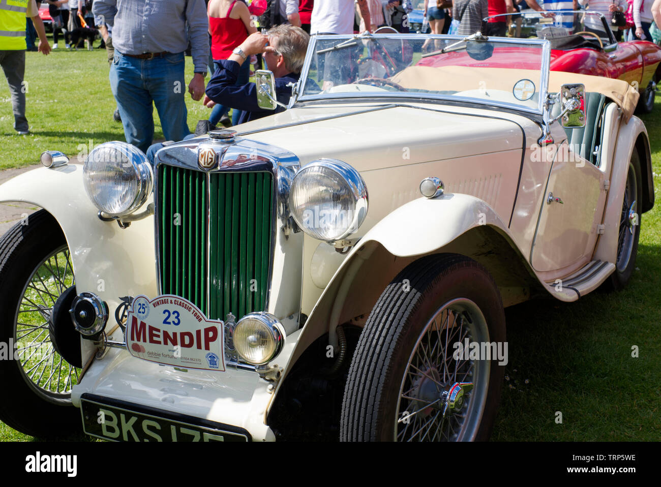 MG Midget 1949 Modell Jahr an der Weinlese und Oldtimer Tour zeigen Wells Cathedral Grün. Stockfoto
