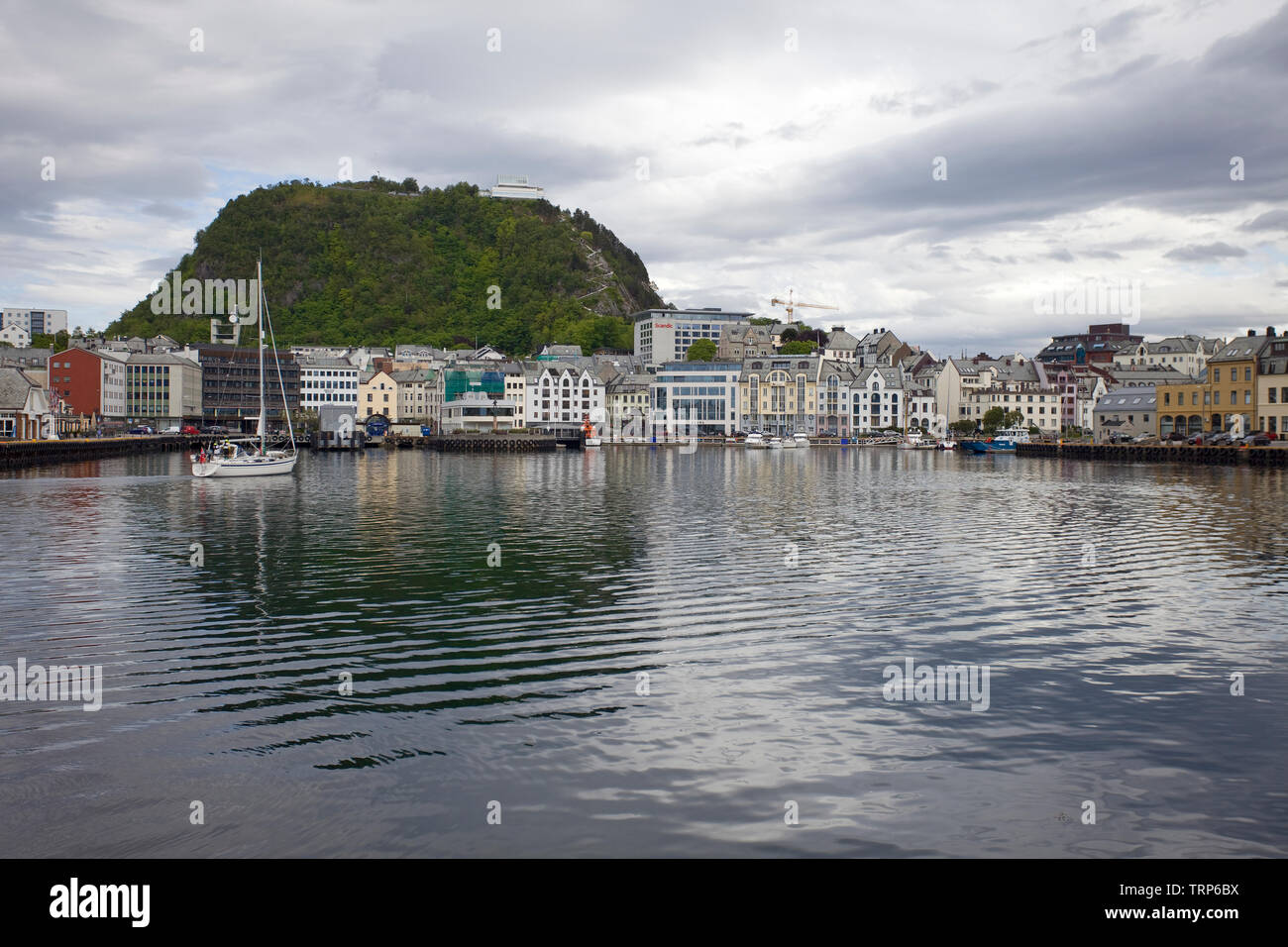 Ein Blick auf Alesund Waterfront mit Askla Aussichtspunkt im Hintergrund, Norwegen Stockfoto