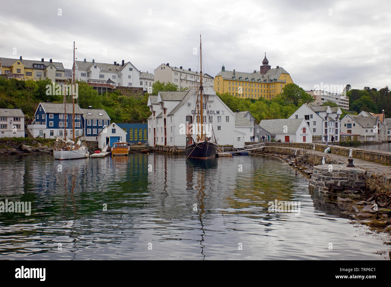 Alesund am Wasser mit alten Segelschiffen Stockfoto