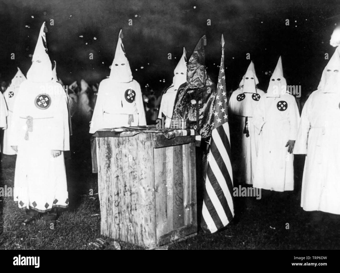 Altar mit K Adler im schwarzen Gewand bei einem Treffen von fast 30.000 Ku Klux Klan Mitglieder aus Chicago und Northern Illinois, ca. 1920 Stockfoto