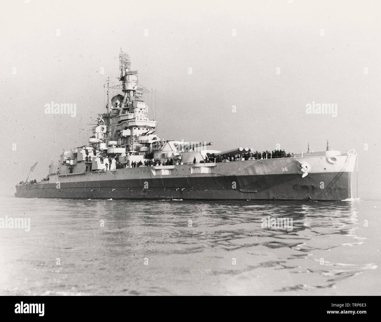 USS Nevada (BB-36) wenn Sie war am Boston Navy Yard und im Konvoi Pflicht diente in den Atlantik während des Zweiten Weltkrieges. Die USS Nevada war der einzige Schlachtschiff sowohl auf den Angriff auf Pearl Harbor (7. Dezember 1941) und die Invasion in der Normandie (Juni 6, 1944). Stockfoto