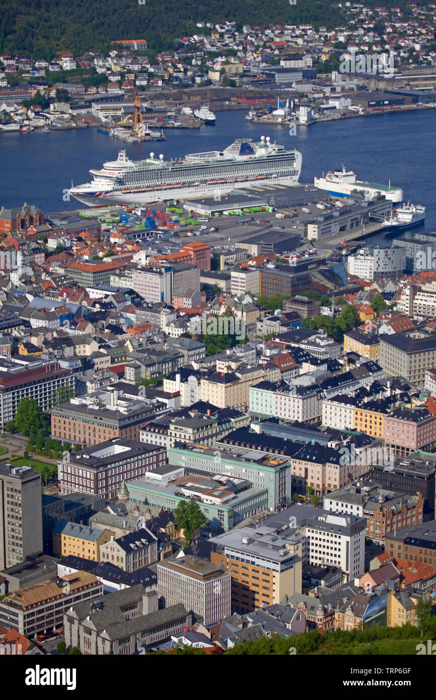 Hafen von Bergen mit P&O Kreuzfahrtschiff Azura angedockt, Norwegen Stockfoto
